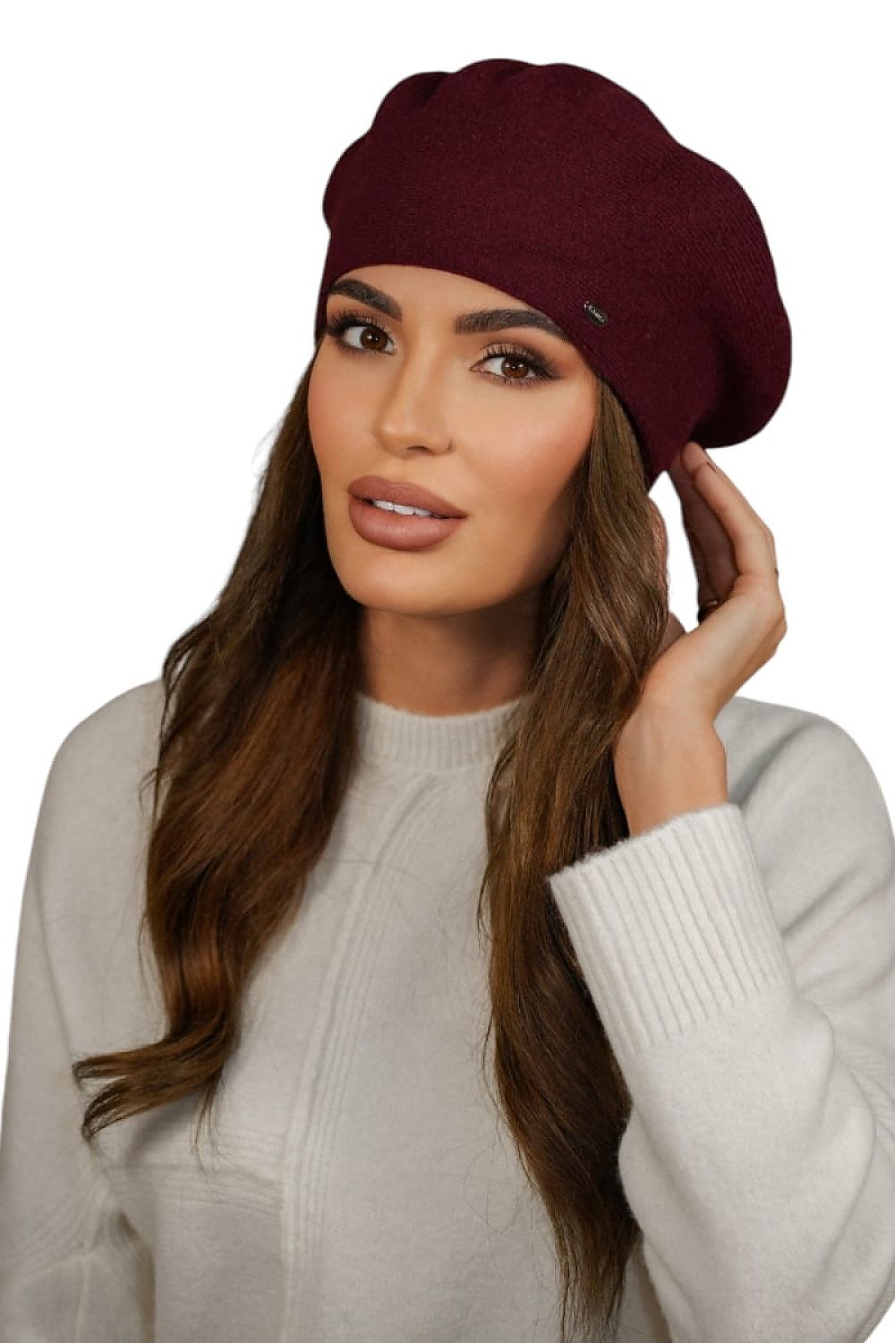 Close-up of Kamea burgundy wool beret, highlighting the high-quality materials and sophisticated logo detailing.