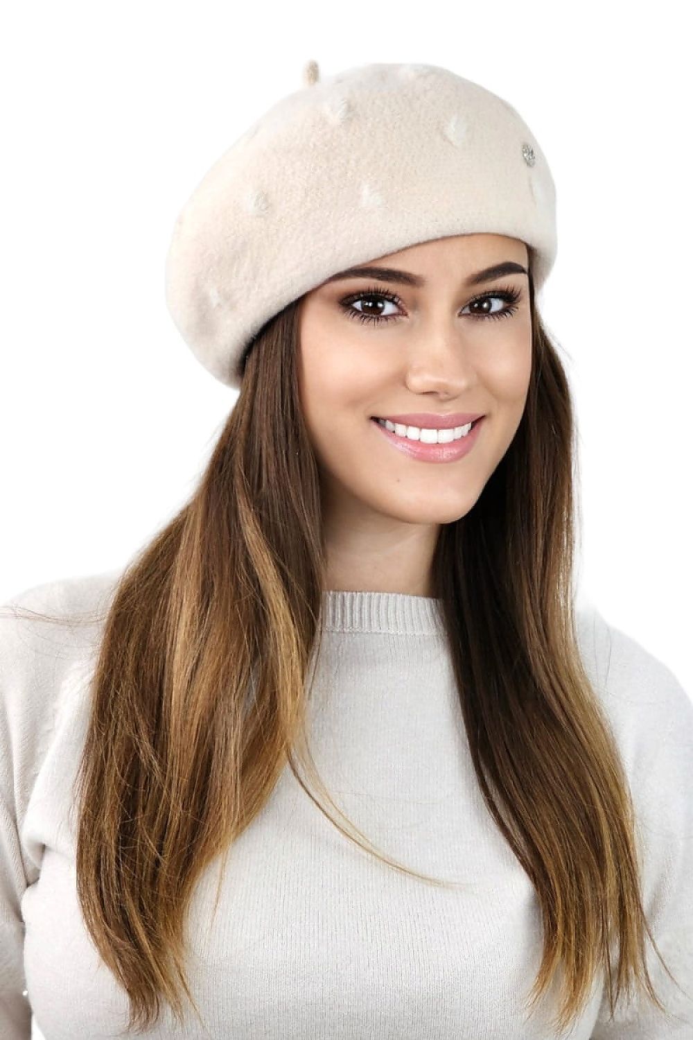 Close-up of Kamea Linda Sand Beret, featuring stylish antenna and intricate spatial pattern, perfect for elevating winter fashion.