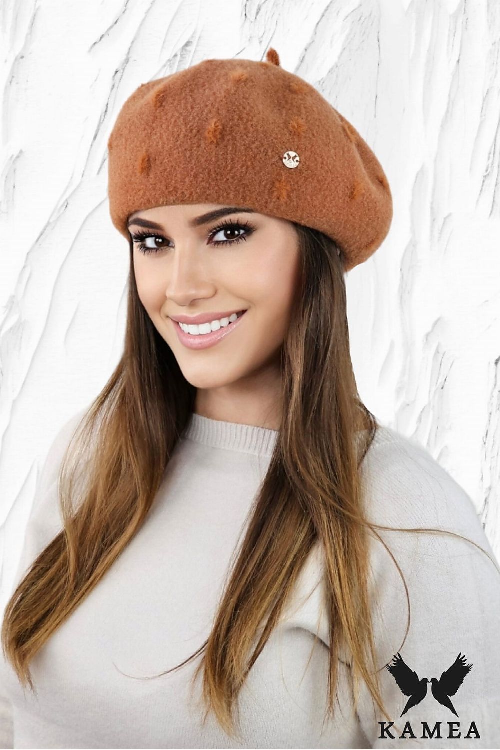 Model wearing Kamea Linda Sand Beret, showcasing versatile style suitable for all ages during cold autumn days.