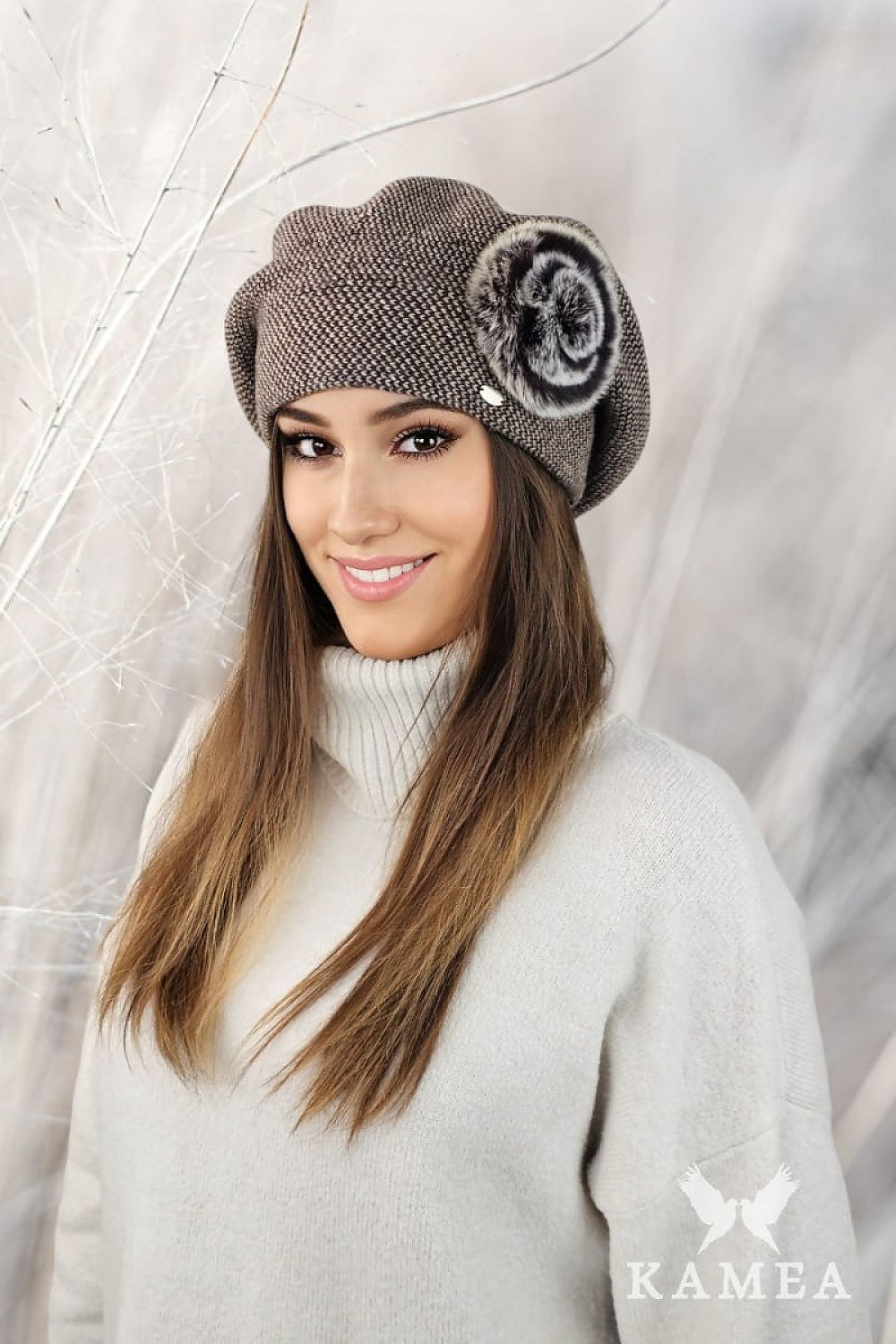 Elegant SASANKA pepita beret adorned with luxurious rabbit fur, crafted from high-quality wool blend, perfect for autumn and winter fashion.