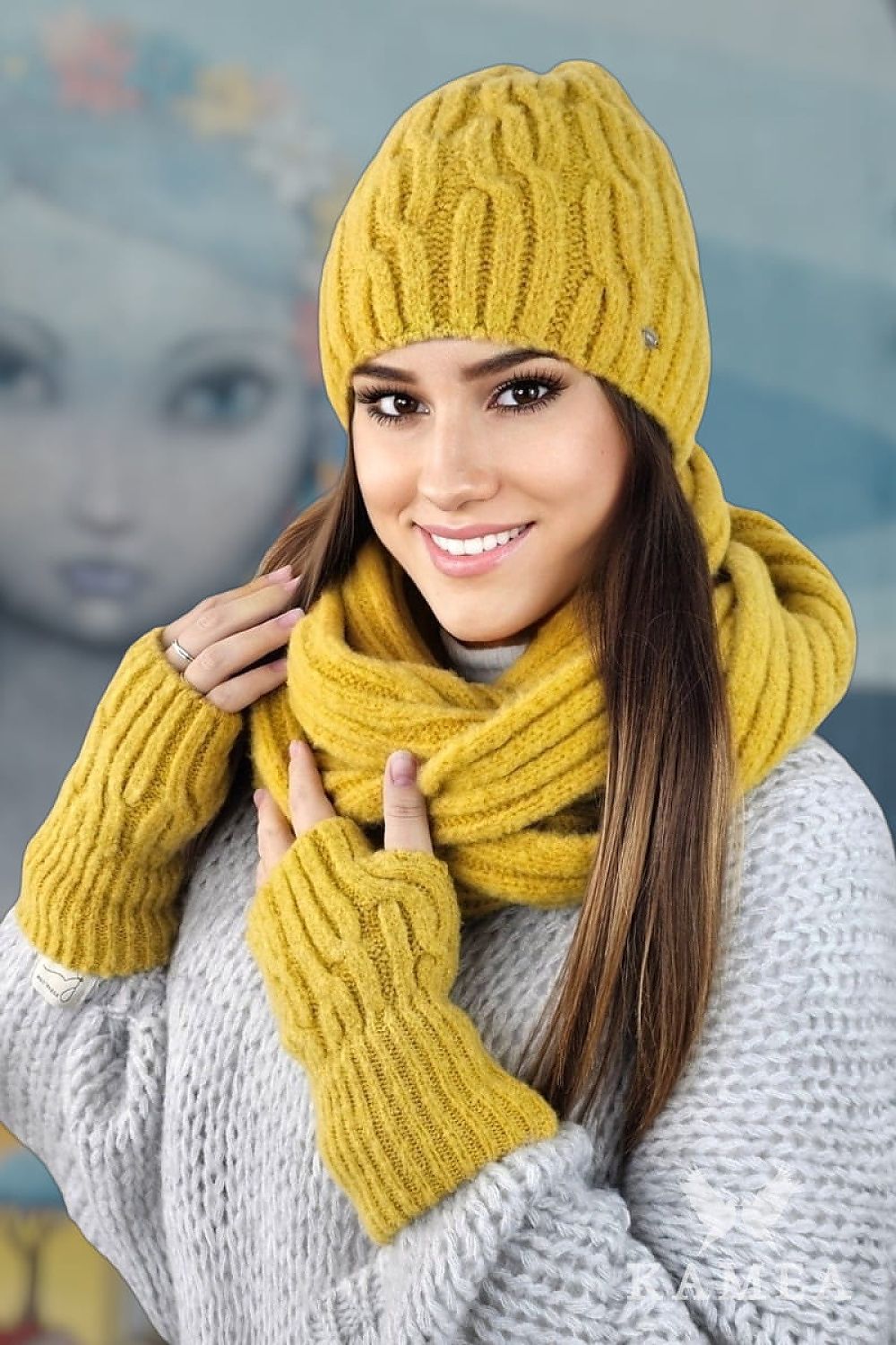 Soft and warm GIZMA fingerless gloves in mint, made with premium materials, an essential accessory for women by Kamea.