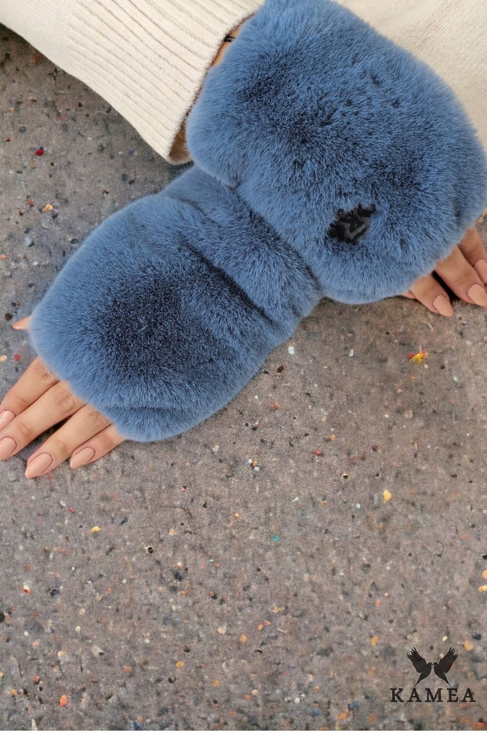 Pairing of Kamea ASTER fingerless gloves and earmuffs, showcasing a stylish and cohesive winter look for women.