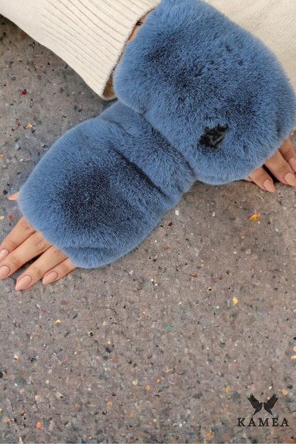 Pairing of Kamea ASTER fingerless gloves and earmuffs, showcasing a stylish and cohesive winter look for women.