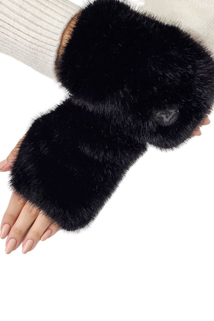 Close-up of Kamea Aster fingerless gloves in soft ecological fur, highlighting the velour finish and branded logo.