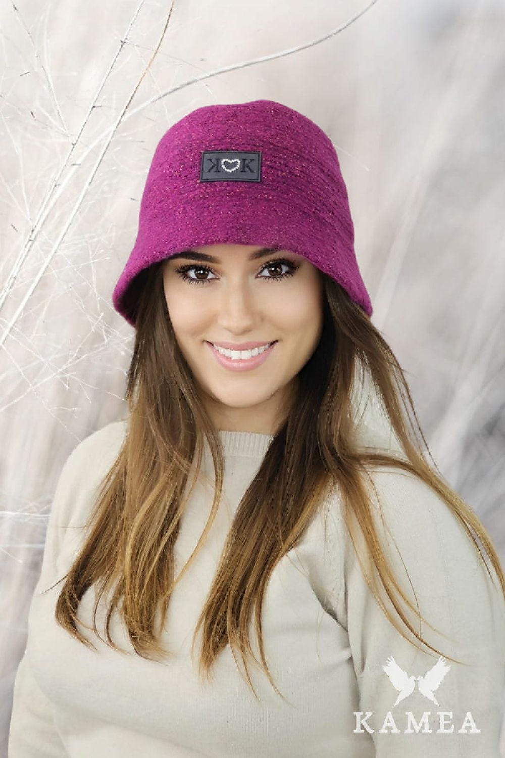 Kamea SONIA trendy fuchsia bucket hat featuring luxurious metallic and leather details, designed for warmth with polar insulation, ideal for stylish autumn fashion.