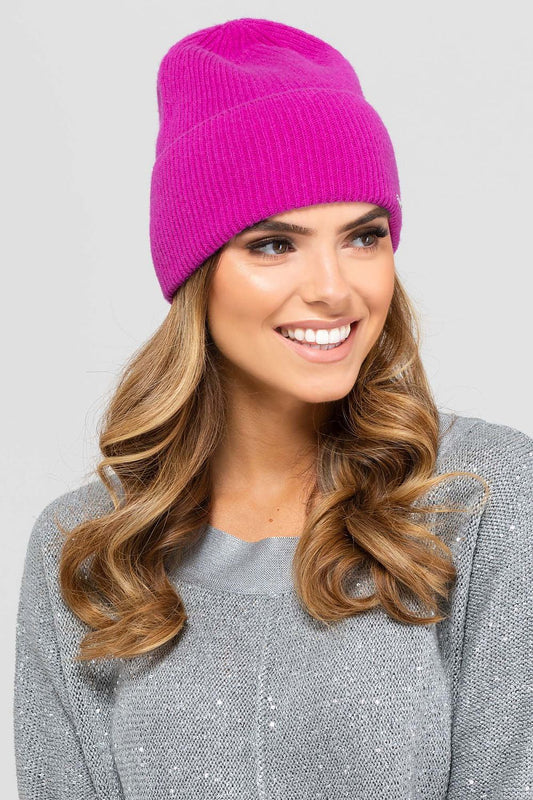 Kamea ultra-fine merino wool and cashmere hat in a versatile style, perfect for both sporty and formal looks, embodying elegance and comfort.