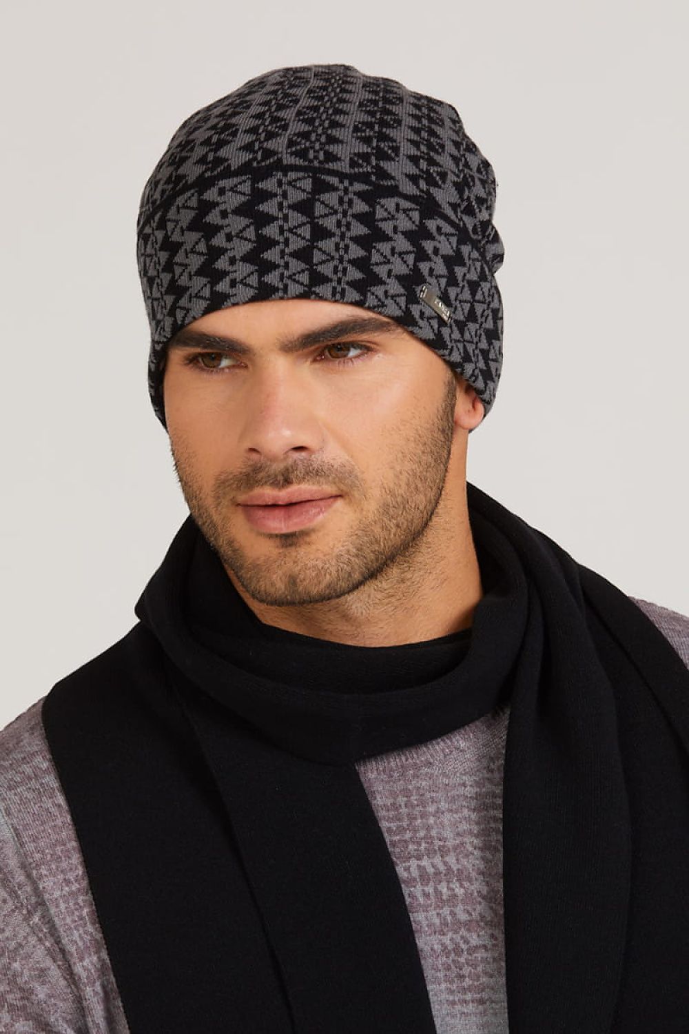 Kamea stylish black winter hat for men with two-tone viscose design, ideal for colder seasons, showcasing luxury craftsmanship.