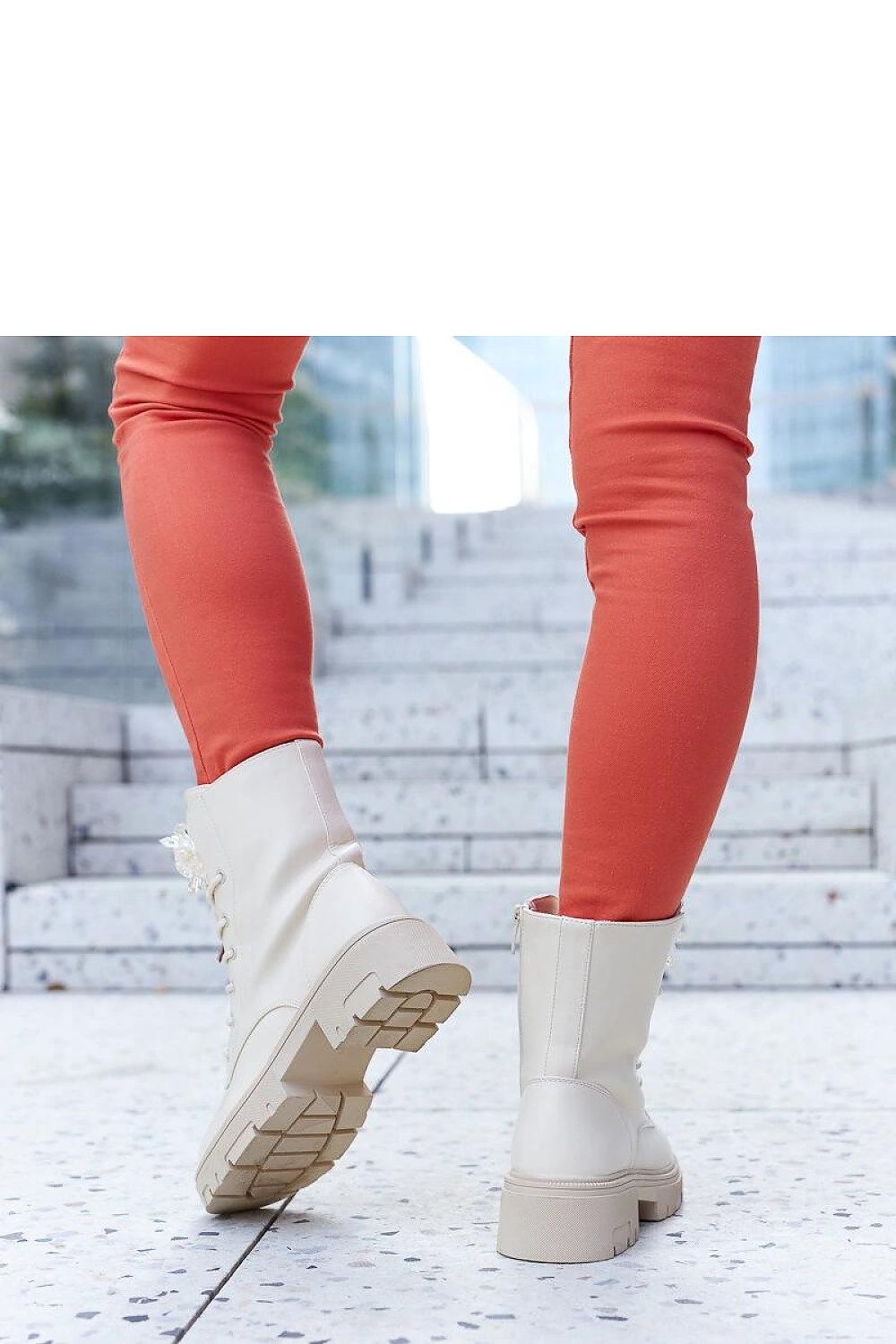 Side view of Accadia beige insulated boots showcasing their flat heel and modern design, crafted by Solea.