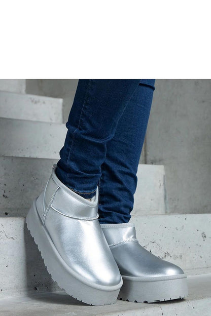 Solea Silver Lianda Brown platform snow boots displayed in a winter setting, demonstrating durability and chic style ideal for cold weather.