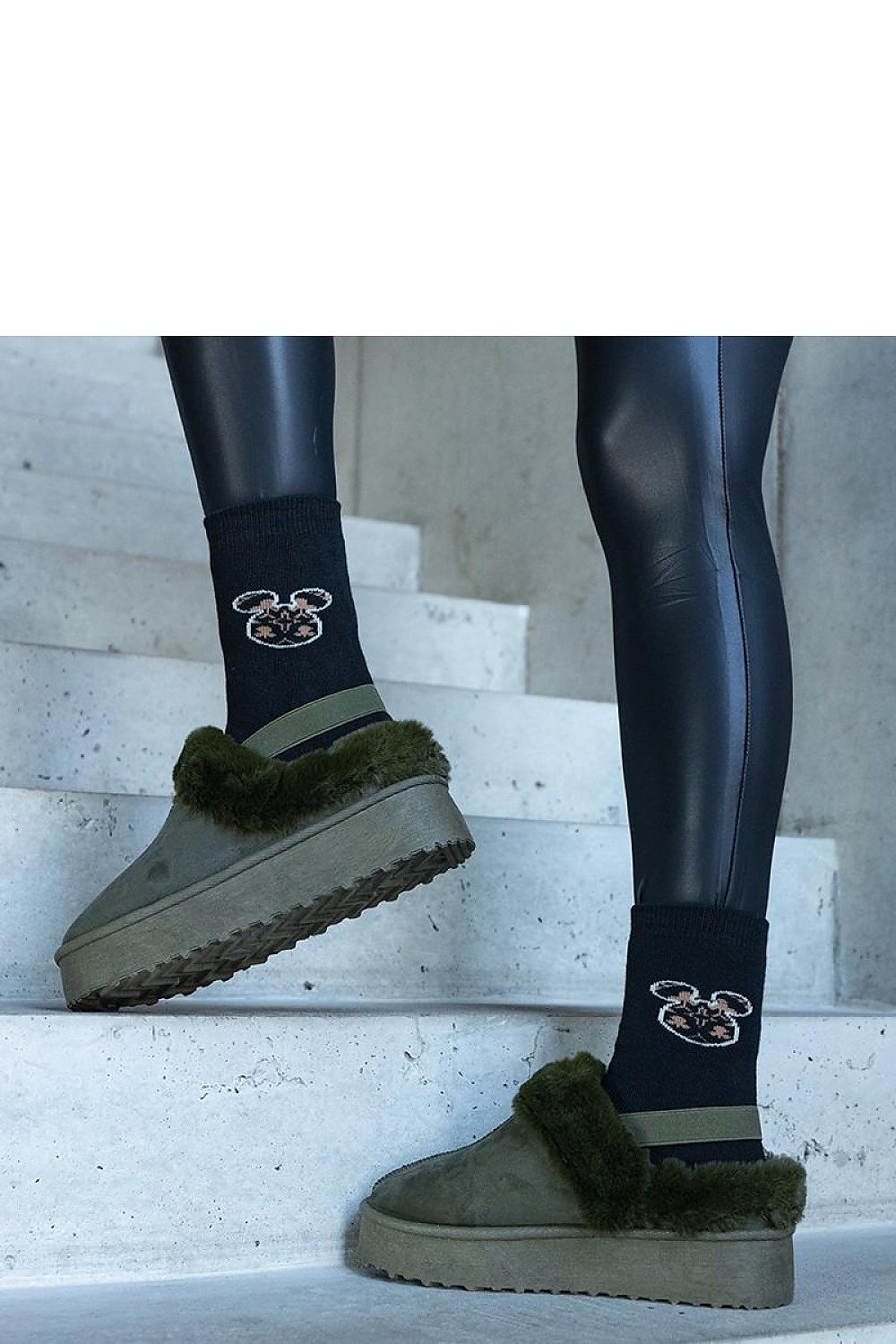 Luxurious green platform slippers by Solea, featuring elegant fur trim and a snug elastic band for winter comfort.