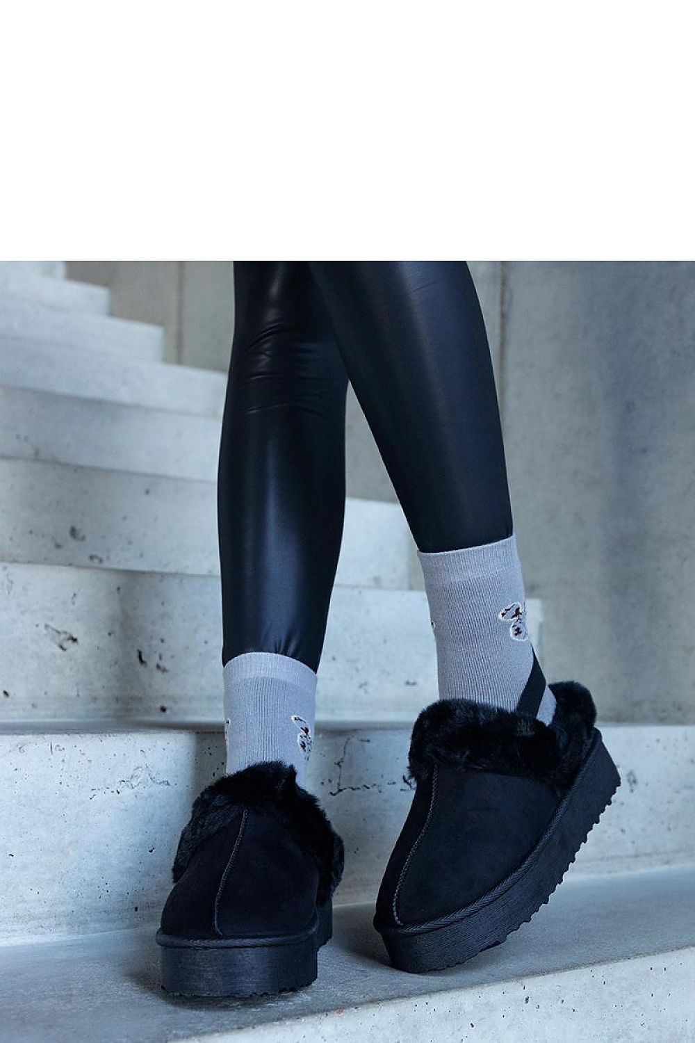 Luxurious Solea green fur-trim platform slippers featuring a stylish elastic band, perfect for winter comfort and elegance.