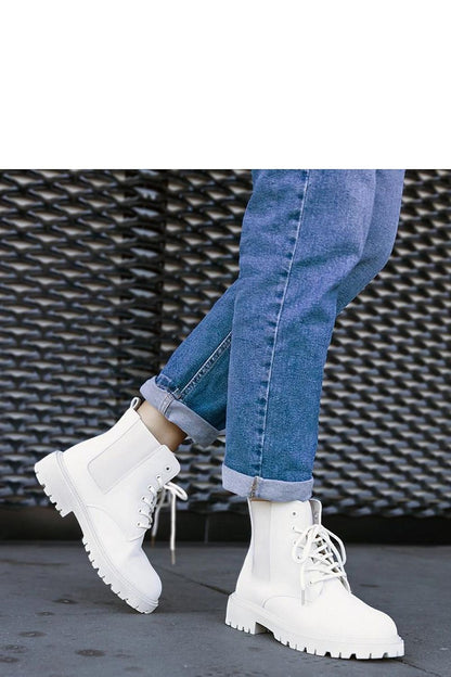 Brayna light beige insulated trapper boots from Solea displayed elegantly, featuring a modern ankle-high design and comfort for everyday outings.