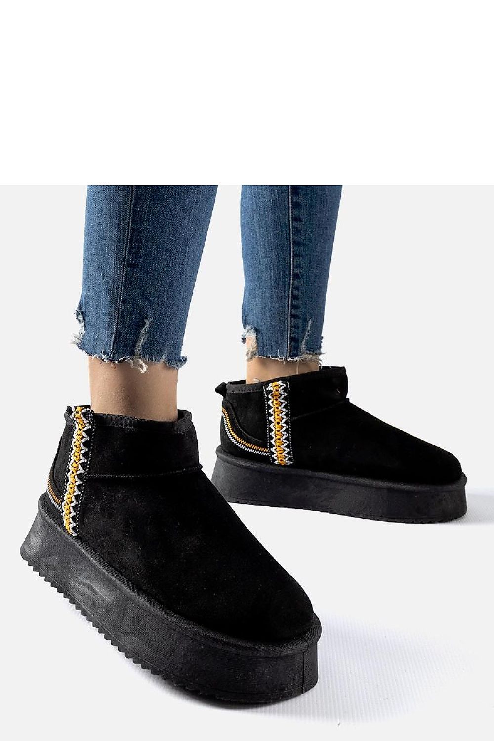 Stylish and durable Solea insulated black snow boots with a medium heel and round toe, ideal for stylish winter wear.