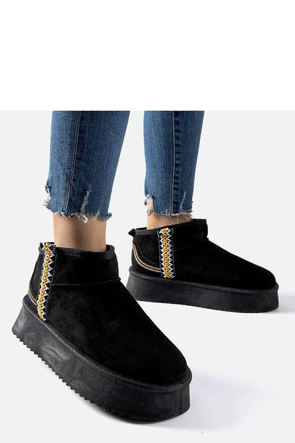 Stylish and durable Solea insulated black snow boots with a medium heel and round toe, ideal for stylish winter wear.