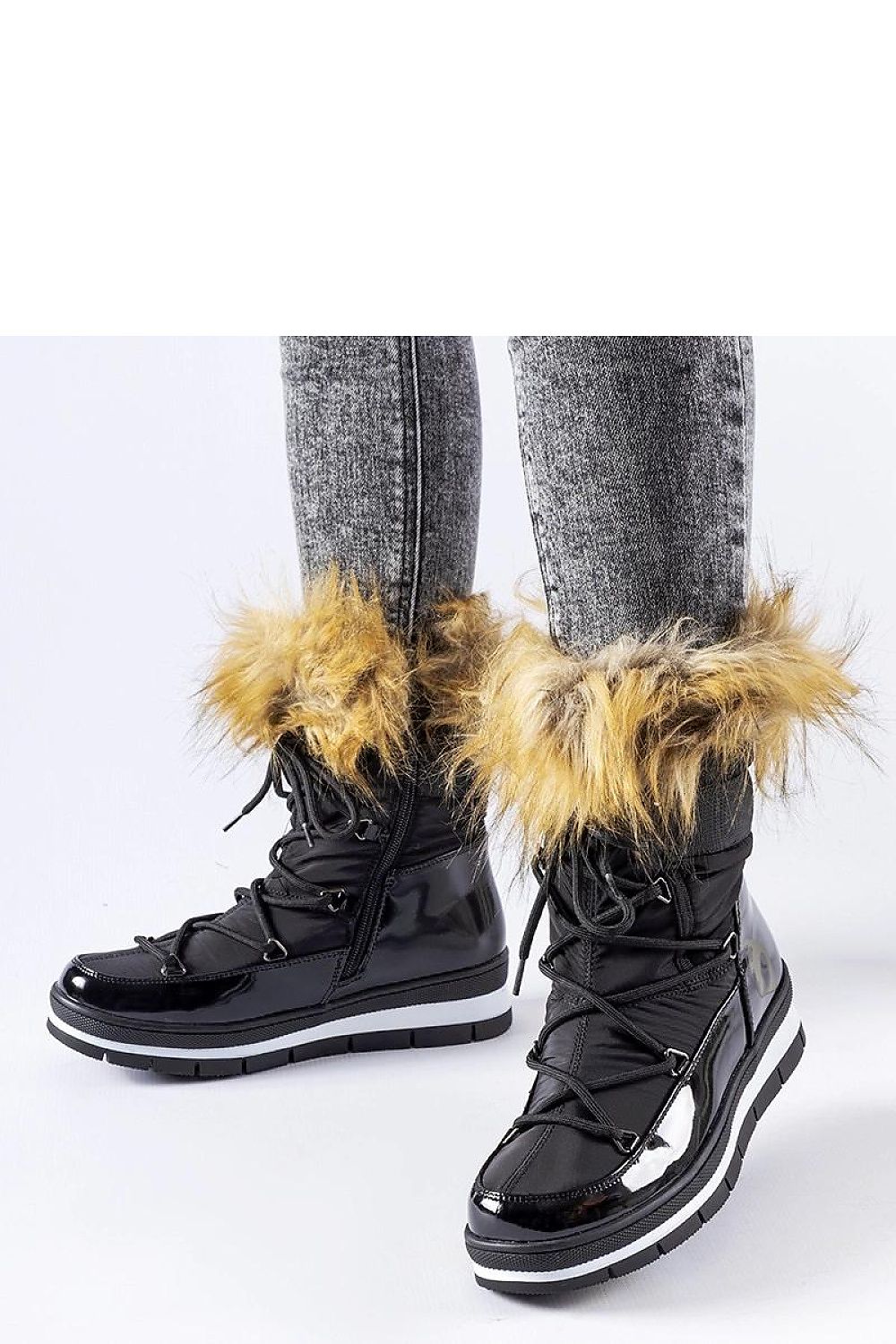 Solea black lacquered snow boots featuring a luxurious fur bow, perfect for winter style and insulation.