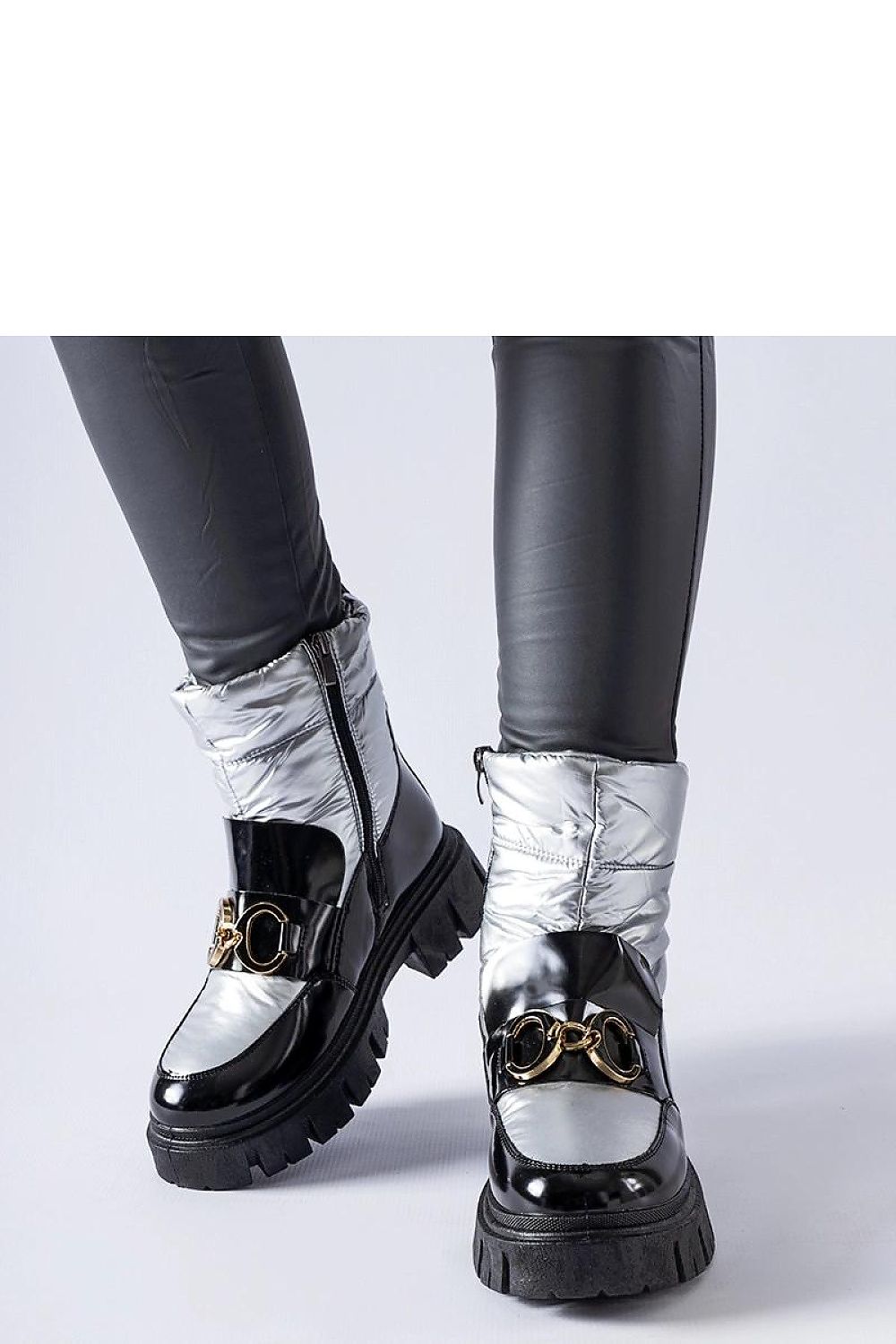 Fashionable Solea black and silver snow boots displayed, featuring a weatherproof exterior and practical zipper closure, an essential addition to any winter wardrobe.