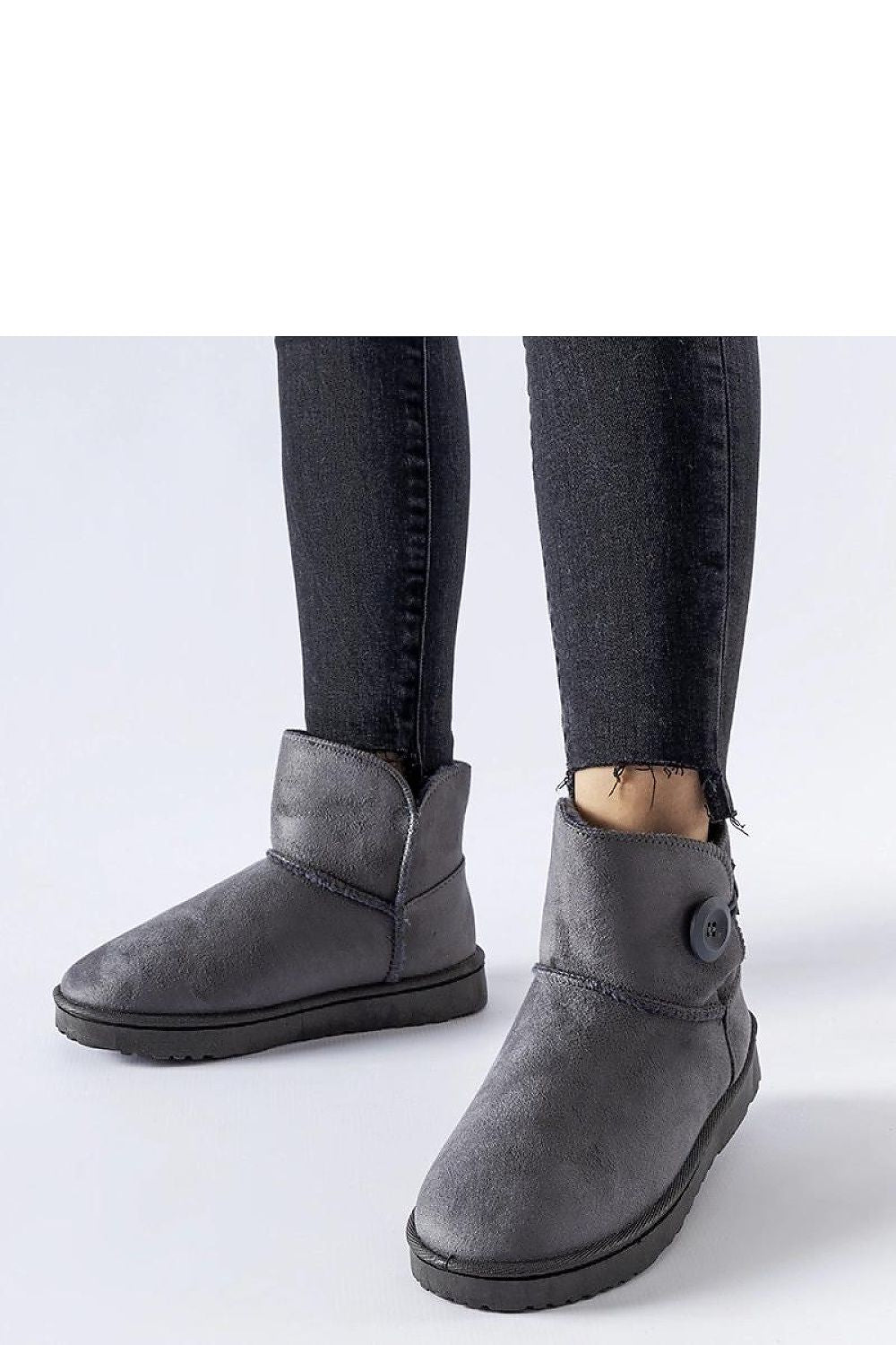 Elegantly designed Solea insulated snow boots in grey, showcasing a stylish slip-on design ideal for winter fashion and outdoor activities.