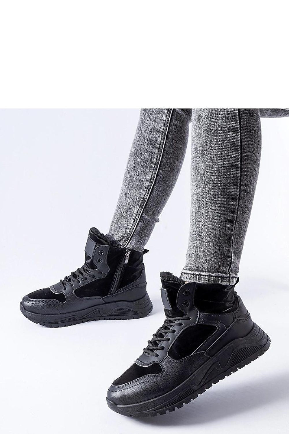 Solea black insulated high-top Malles sneakers displayed on a wintery background, emphasizing their warmth and comfort.