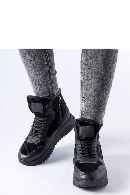Solea black insulated high-top Malles sneakers in various sizes, showcasing their versatility and chic appeal for fashion-conscious individuals.