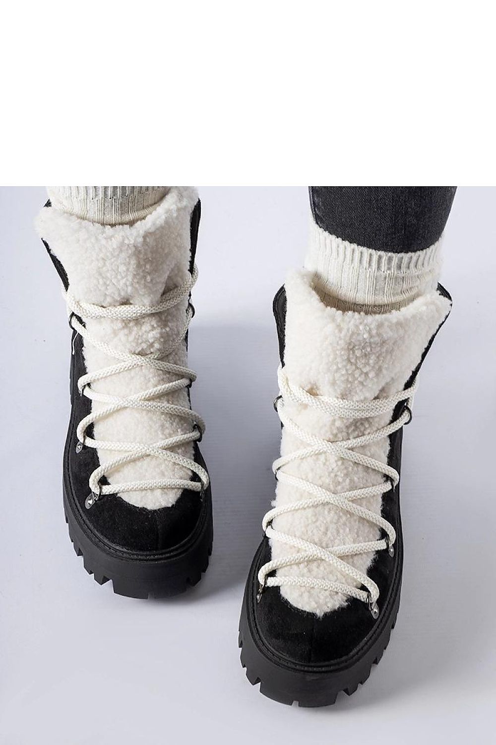 Sophisticated display of Solea black Perugia baggers with high ankle coverage and decorative tongue, ensuring warmth and style for any winter outing.