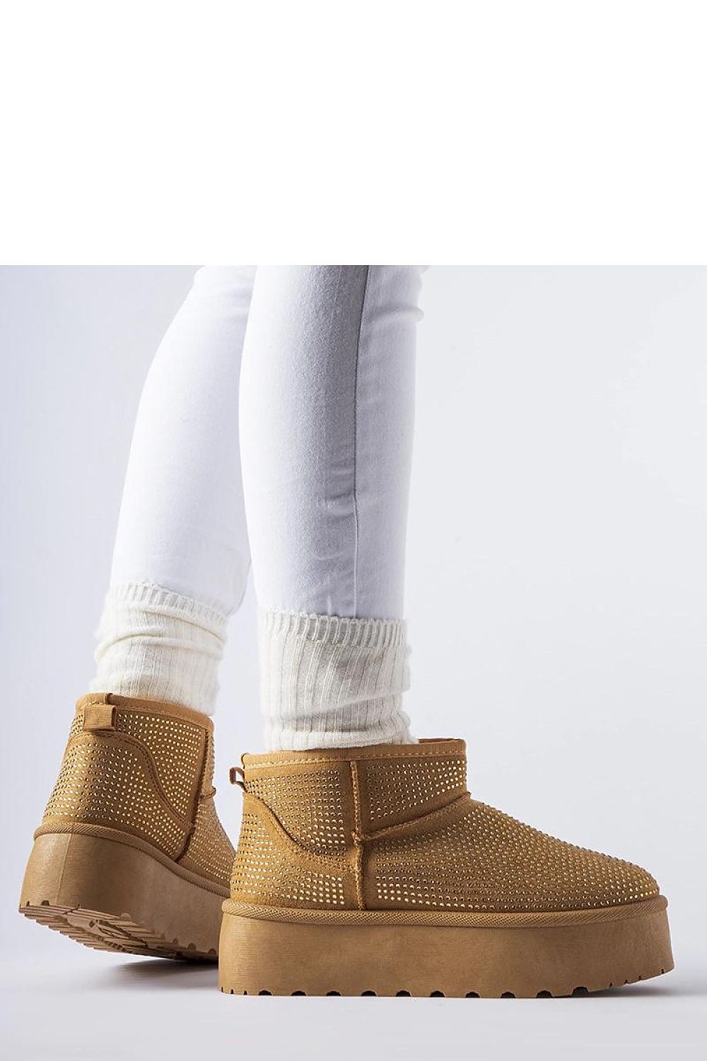 Side profile of Solea Sonora snow boots in brown, illustrating their medium heel and slip-on design for effortless elegance.