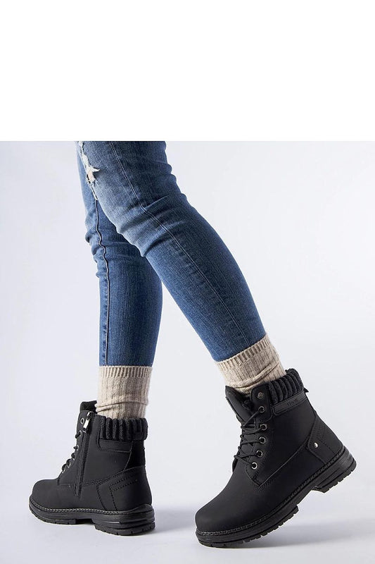 Solea Araujo women's black insulated trapper boots featuring a stylish zipper and lace-up design, ideal for cold winter days. Crafted from eco leather, combining comfort and modern elegance.