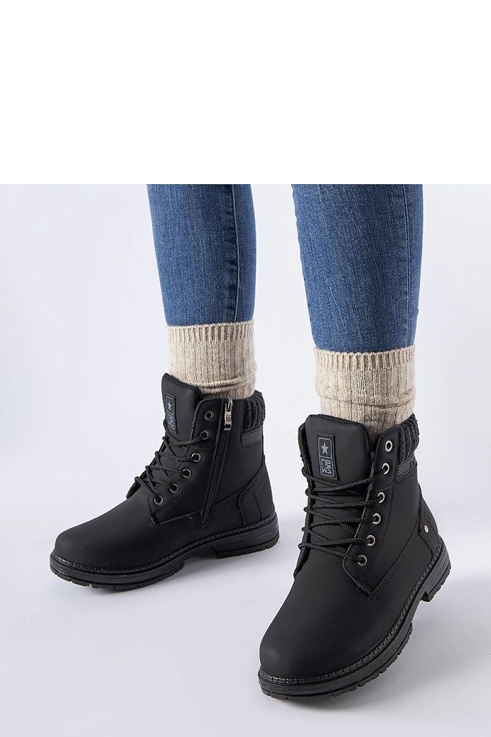 Solea Araujo women's black insulated trapper boots featuring a stylish zipper and lace-up design, perfect for winter fashion and comfort.