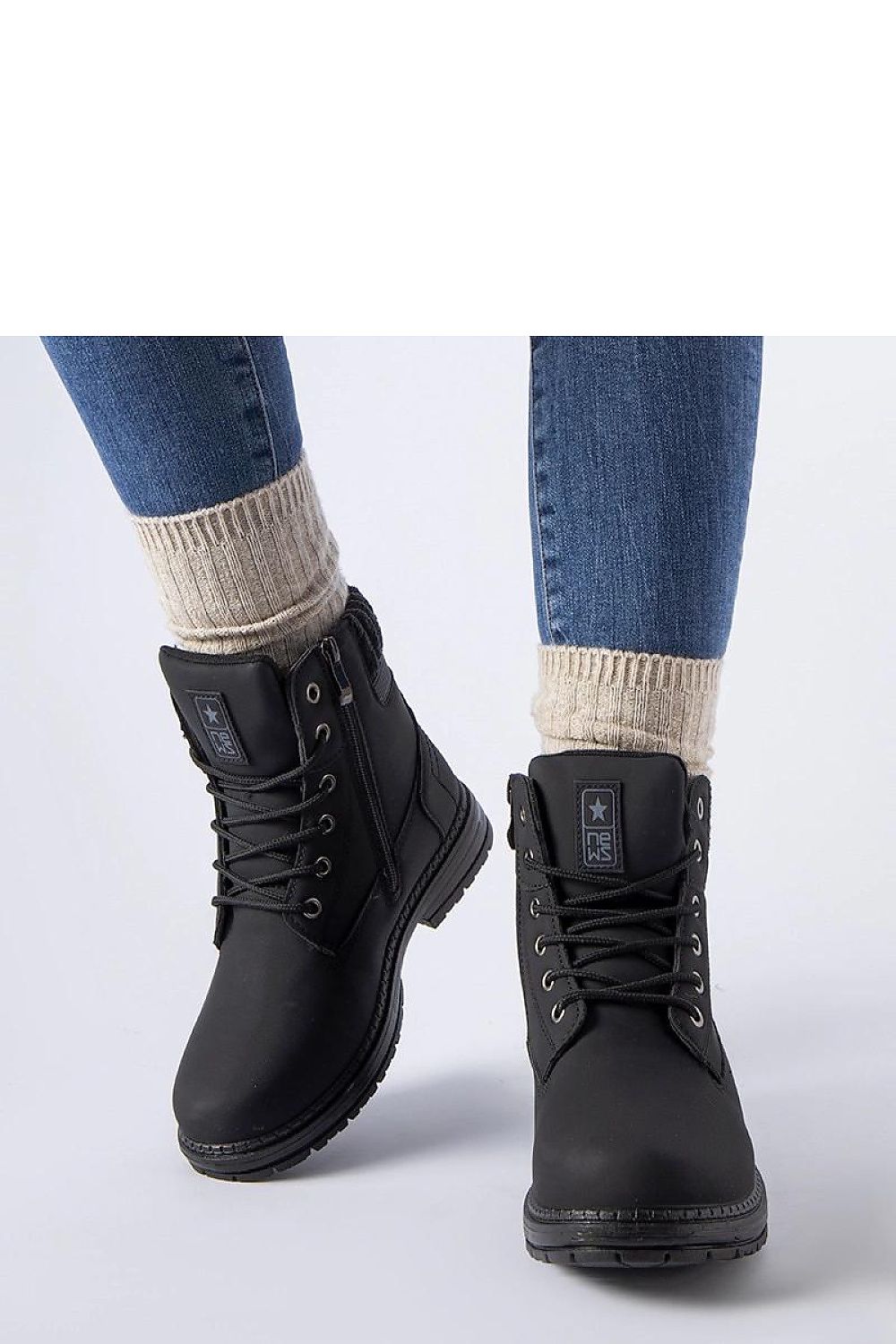 Close-up of Solea Araujo women's insulated trapper boots showcasing the eco-leather texture and modern aesthetic, ideal for cold weather.