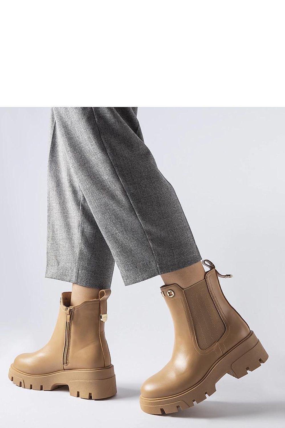 Elegant Solea Federica insulated boots in beige with a refined 6 cm heel and comfortable platform, perfect for colder days and modern aesthetics.