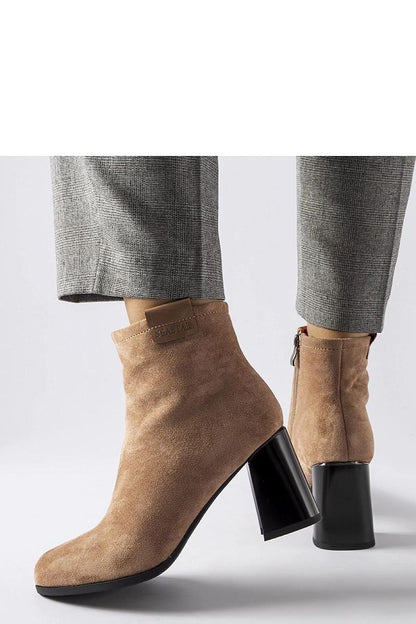 Stylish insulated beige stiletto heel boots by Serbadone, featuring a practical zipper and almond-shaped toe, combining luxury and comfort for sophisticated winter fashion.