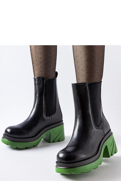 Solea luxurious women's black insulated boots featuring a stylish green Tirano post, designed for elegance and comfort in winter.