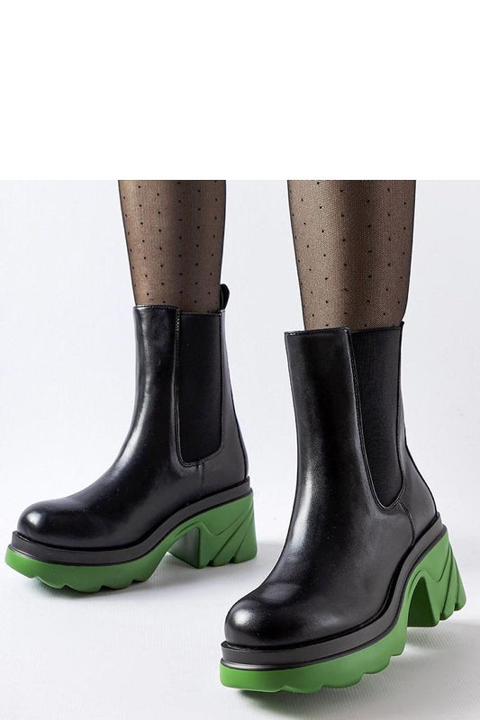 Solea luxurious women's black insulated boots featuring a stylish green Tirano post, designed for elegance and comfort in winter.
