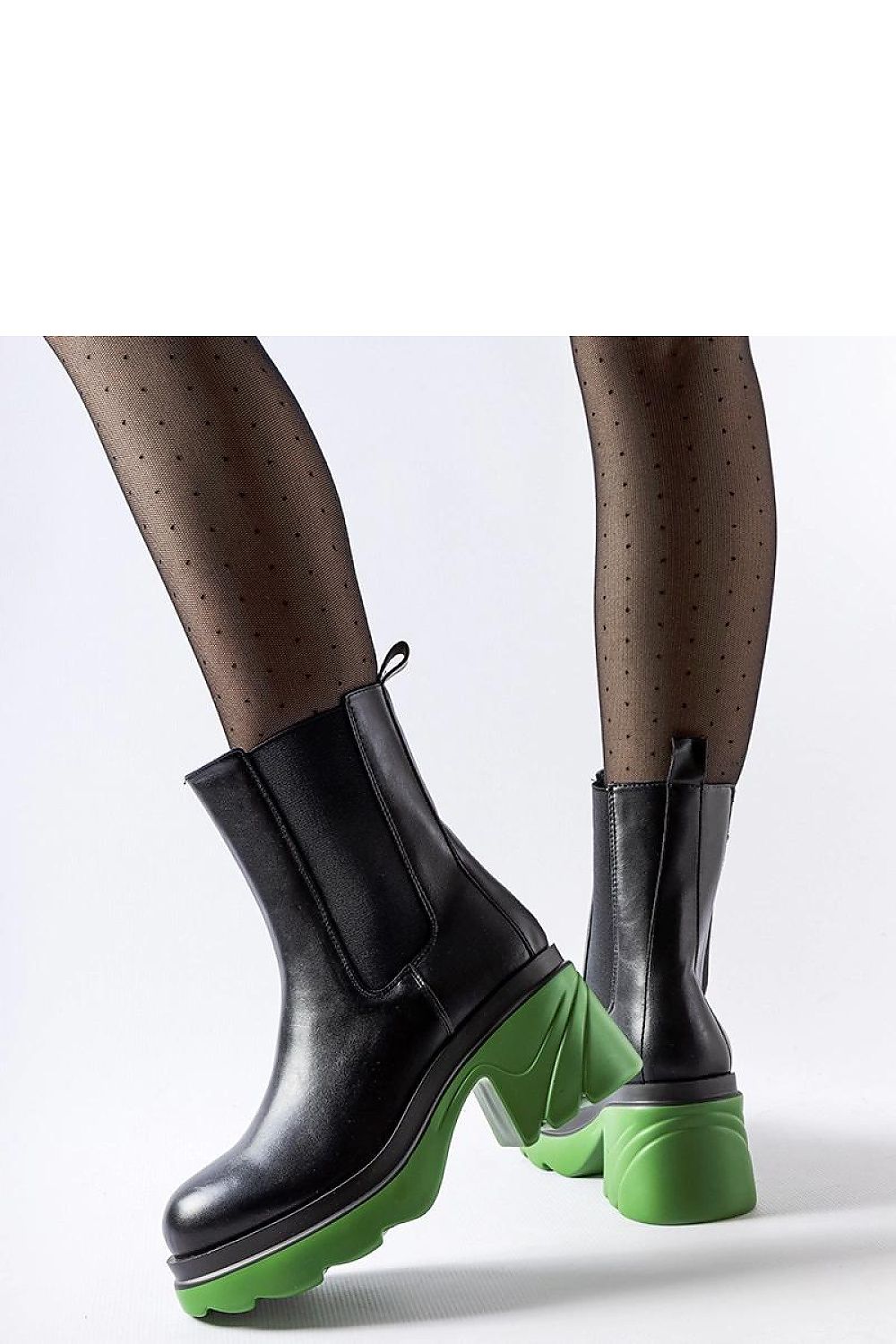 Elegant slip-on design of Solea women's insulated black boots, showcasing a chic green Tirano post, perfect for fashionable winter wear.