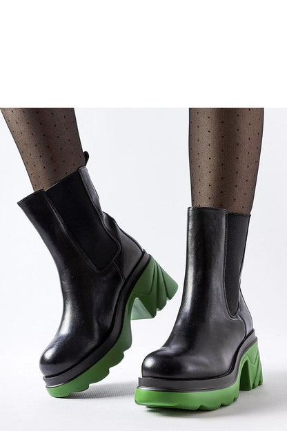 Solea Women's elegant black insulated boots showcasing a chic green Tirano post, perfect for winter wear in EU sizes 36-41 and US sizes 5.5-10.5.