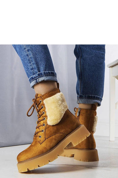 Elegant brown insulated boots with fur by Solea, perfect for autumn and winter fashion, highlighting high-quality materials and impeccable craftsmanship.