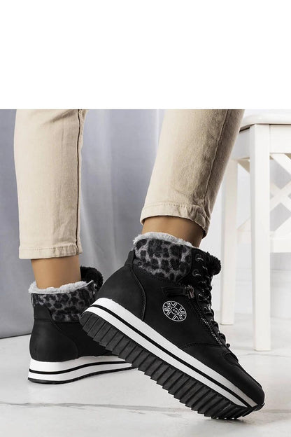 Solea winter sneakers featuring a trendy high sole with white accents, offering stability and cushioning for everyday wear.