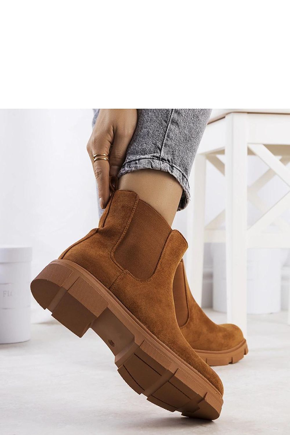 Elegant Solea Correa Women's Brown Boots featuring warm insulation and a comfortable fit, ideal for cold weather outings.