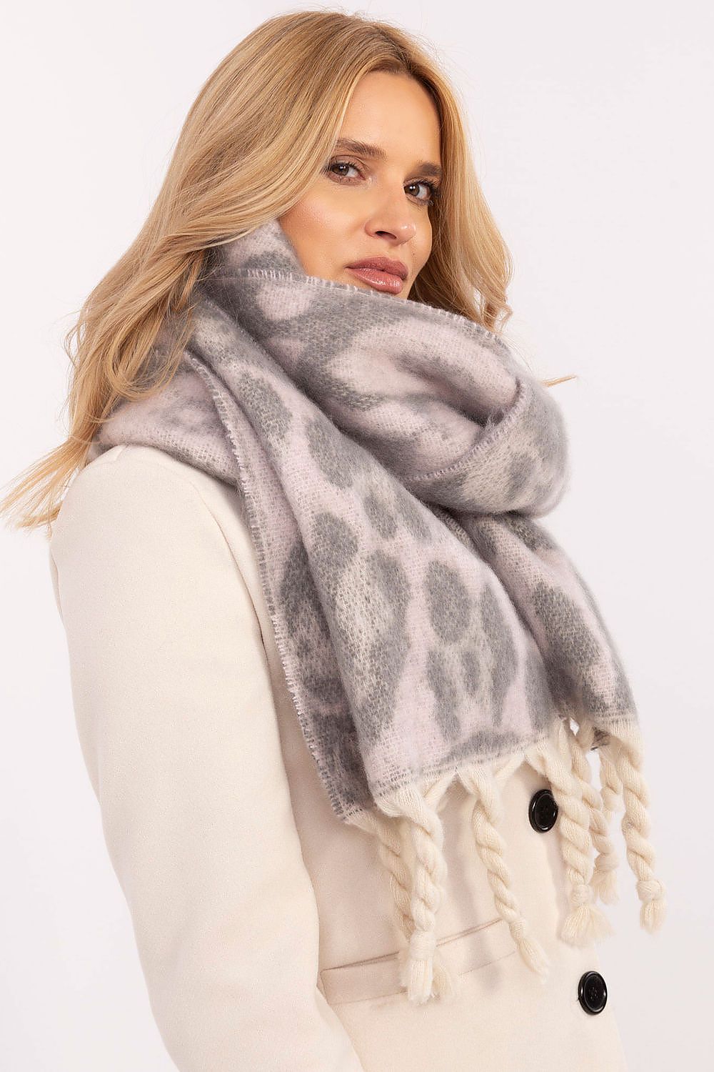 Luxurious 214 cm AT polyester scarf featuring an animal motif and decorative fringes, ideal for warmth and elegance on cooler days.