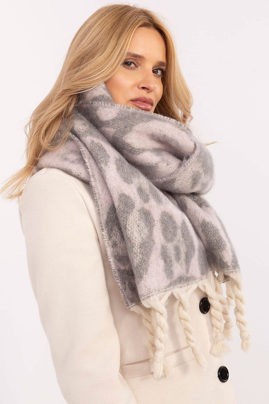 Luxurious 214 cm AT polyester scarf featuring an animal motif and decorative fringes, ideal for warmth and elegance on cooler days.