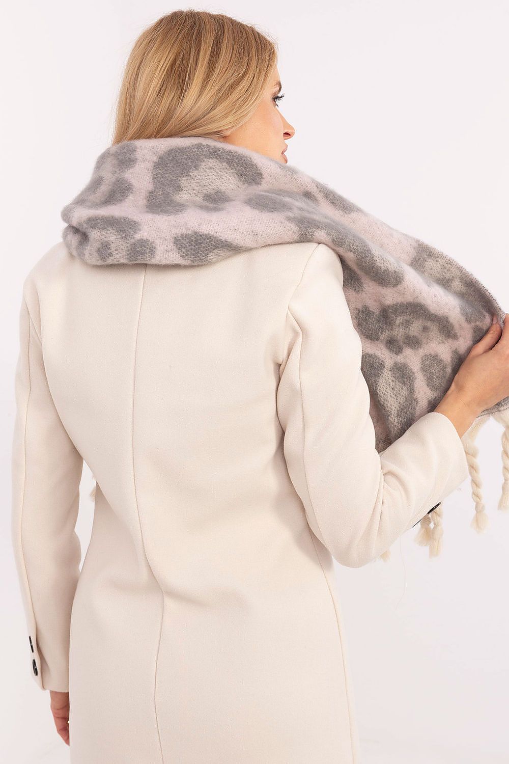 Chic and fashionable 214 cm scarf by AT made from high-quality polyester, showcasing a striking animal motif and fringed edges for a sophisticated winter accessory.
