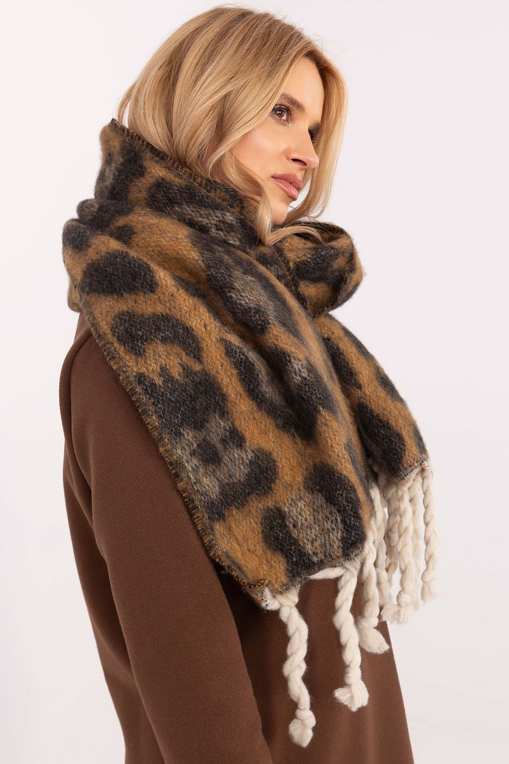 Fashionable polyester shawl scarf measuring 214 cm with a chic animal print and elegant fringes, crafted by AT for a touch of luxury and comfort.