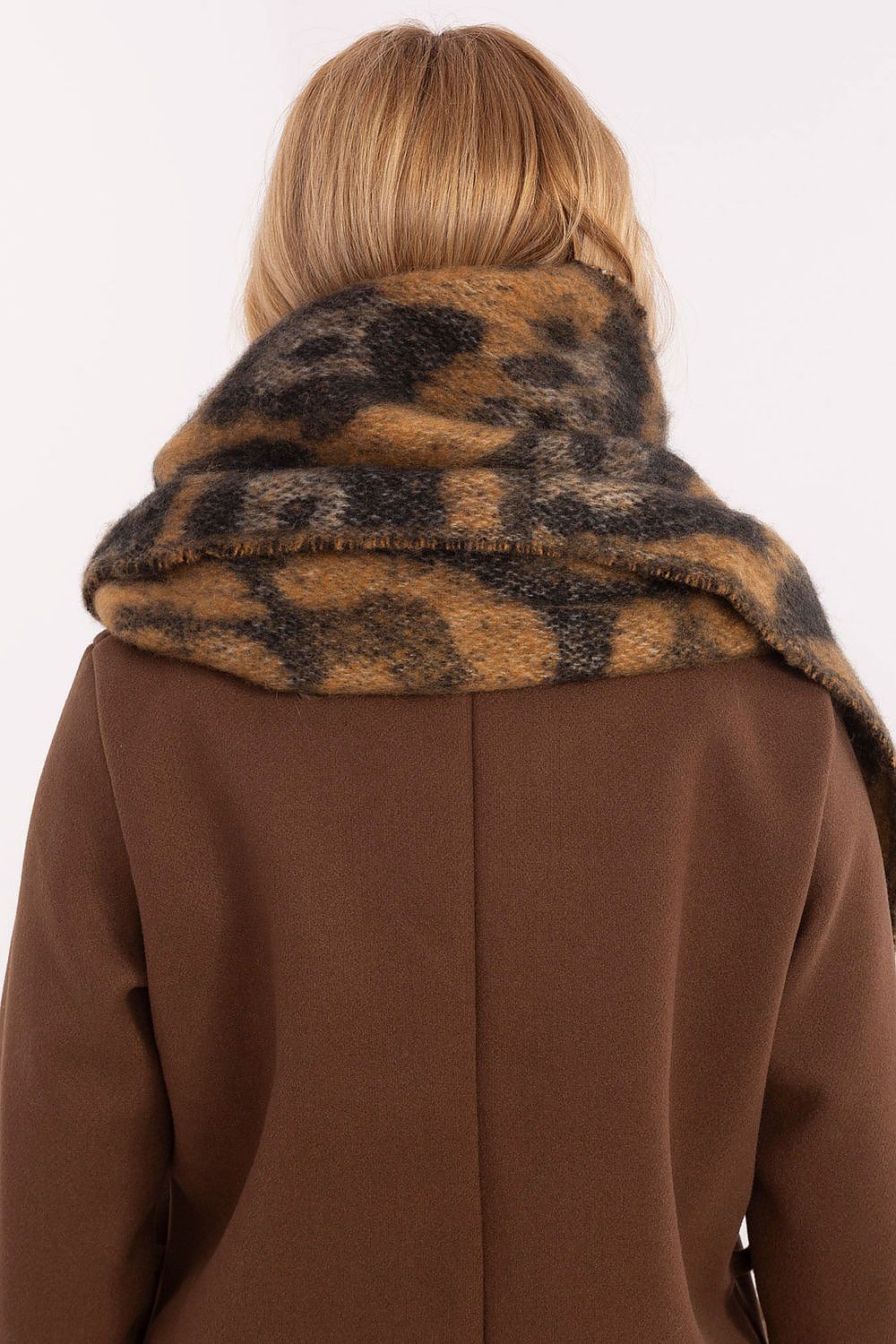 Versatile 214 cm long polyester shawl scarf with a striking animal design and decorative fringes, an essential luxurious accessory by AT for colder days.