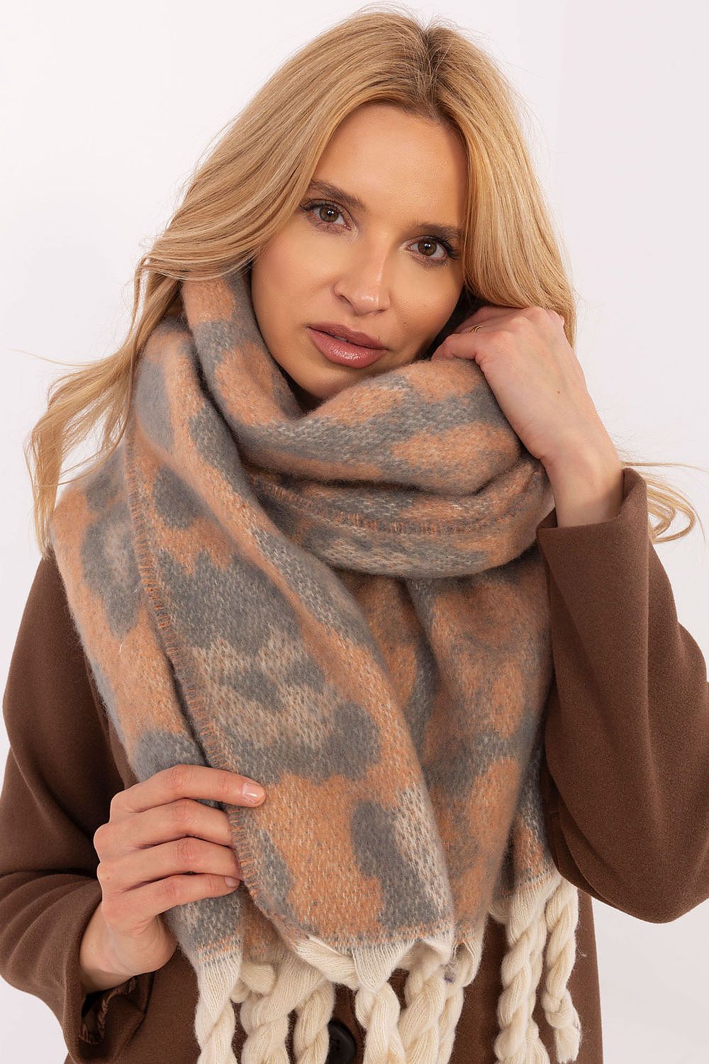 Sophisticated 214 cm polyester scarf with decorative fringes by AT, featuring a unique animal motif ideal for cooler weather.