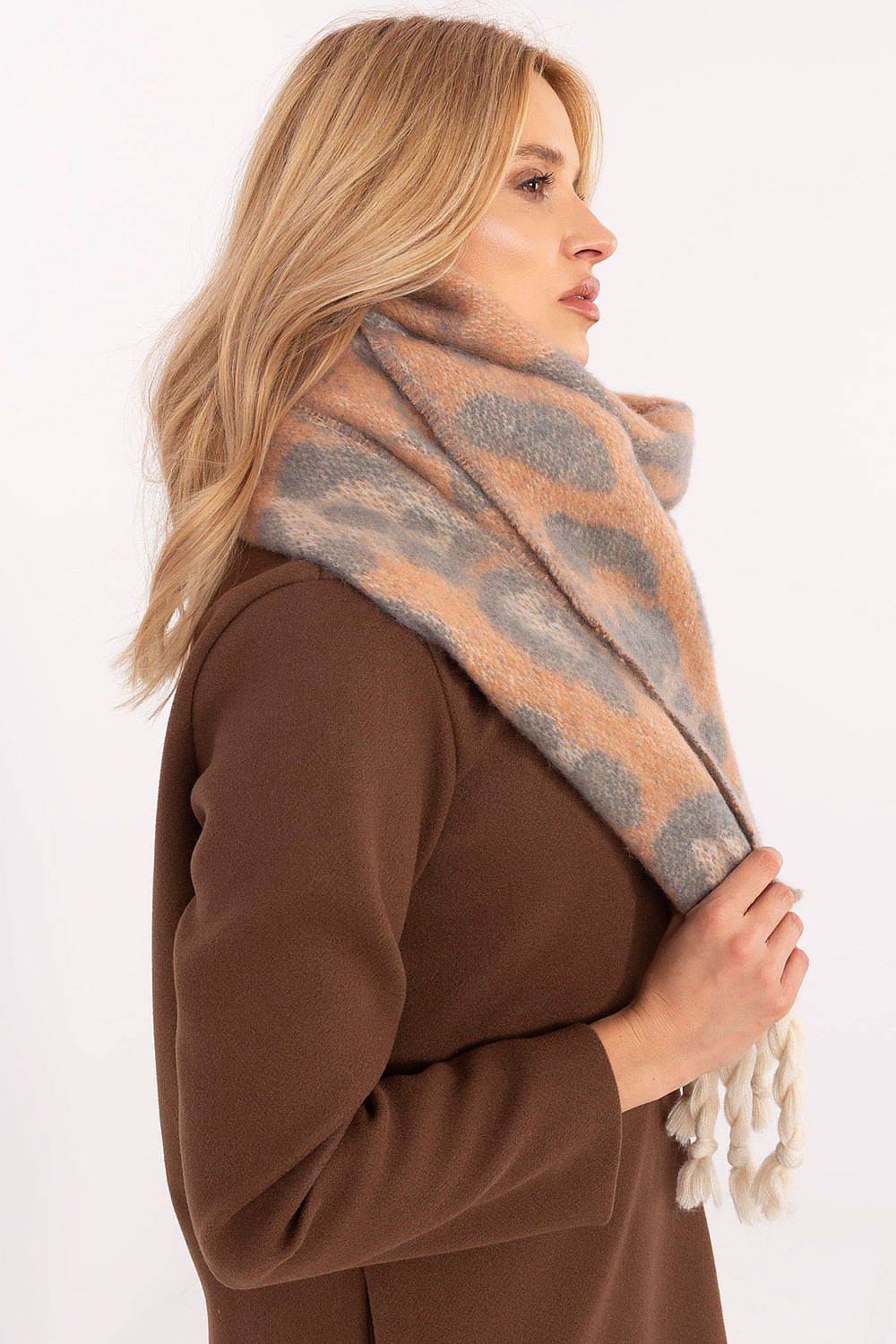 Fashionably elegant 214 cm shawl scarf from AT, crafted in soft polyester with eye-catching animal motifs and luxurious fringes.