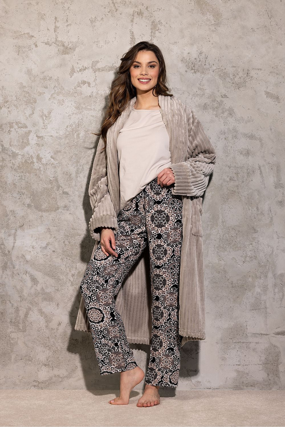 Elegant long-legged trousers from Momenti Per Me, designed with an elastic waistband for ultimate comfort in a luxury women's pyjama set.