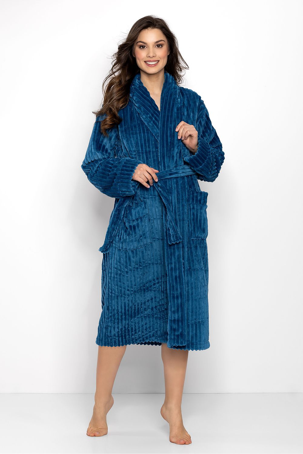 Elegant women's dressing gown by Momenti Per Me, featuring long sleeves and practical pockets, available in sizes S-XXXL, perfect for stylish homewear and thoughtful gifting.