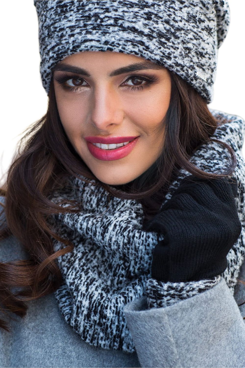 Kamea Patrizia luxury knitted gloves in a warm acrylic wool blend, offering elegance and comfort for autumn and winter seasons.