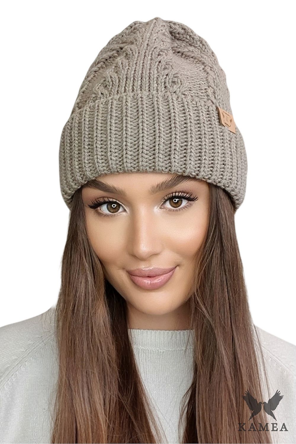 Fashionable outdoor look featuring the Stella winter hat by Kamea, perfect for adding a touch of luxury and warmth to any winter outfit.