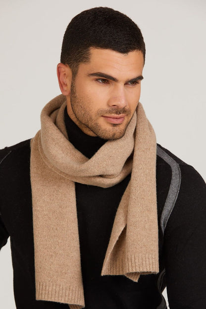 Close-up of Kamea's high-quality camel wool scarf, highlighting its durable material and chic appeal for cold weather.