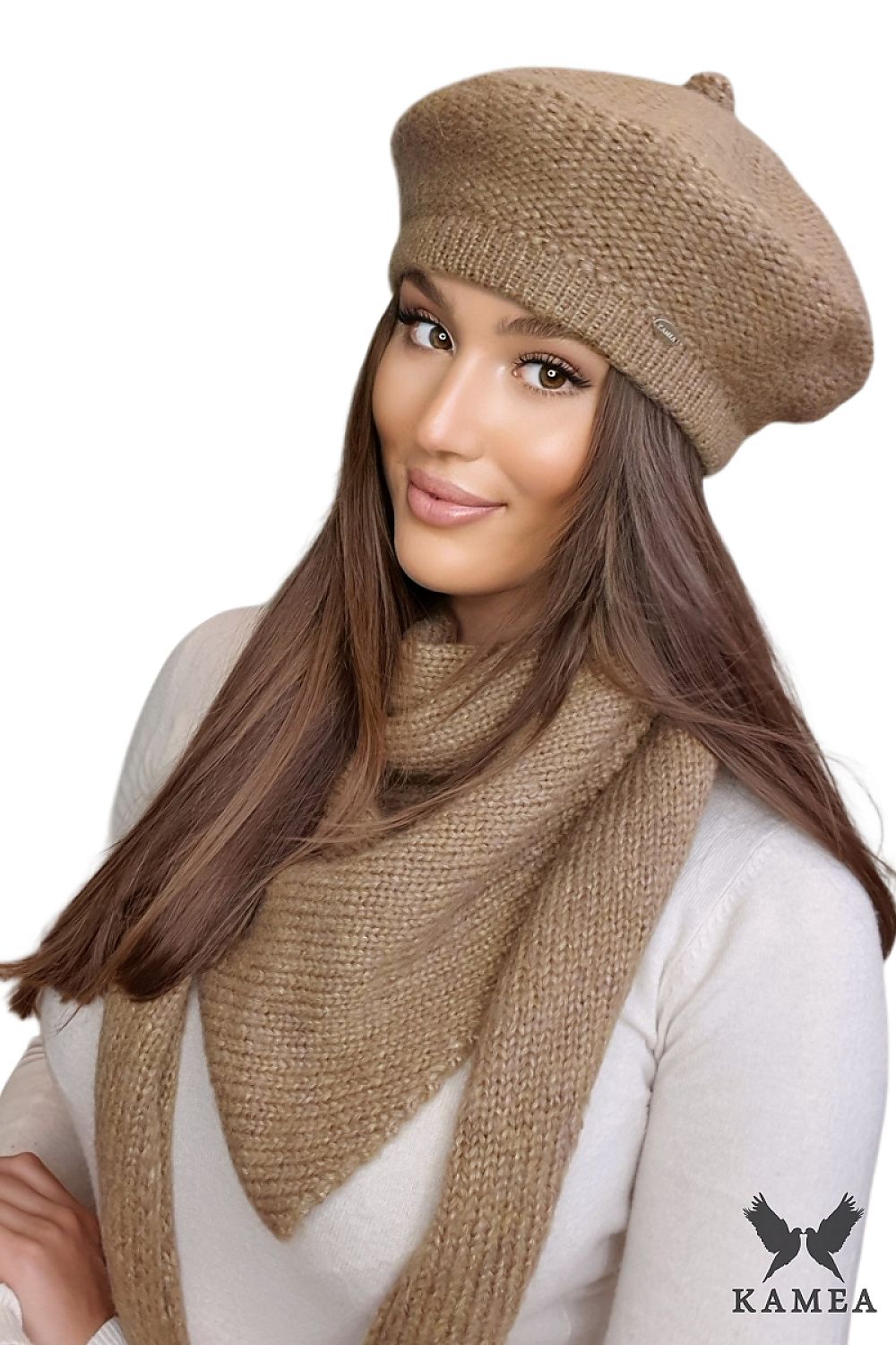 Close-up of Kamea's luxury Ofelia pink beret, showcasing its warm polar fleece interior and ribbed cuff design.
